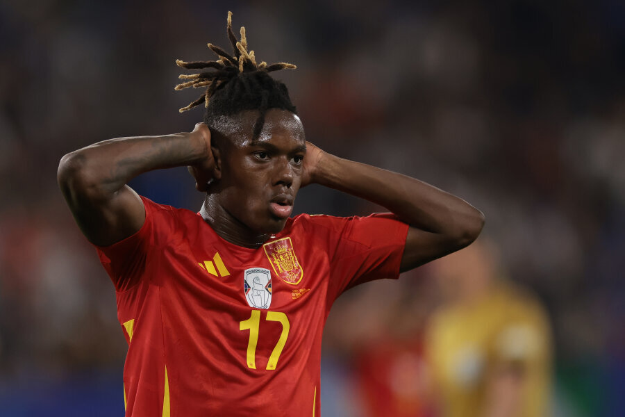 Barca maintains interest in N. Williams, but J. Laporta is concerned about one thing