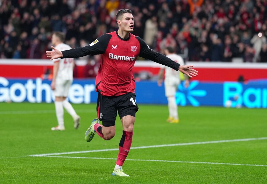 P. Schick will play for the Bayer team for another five years.