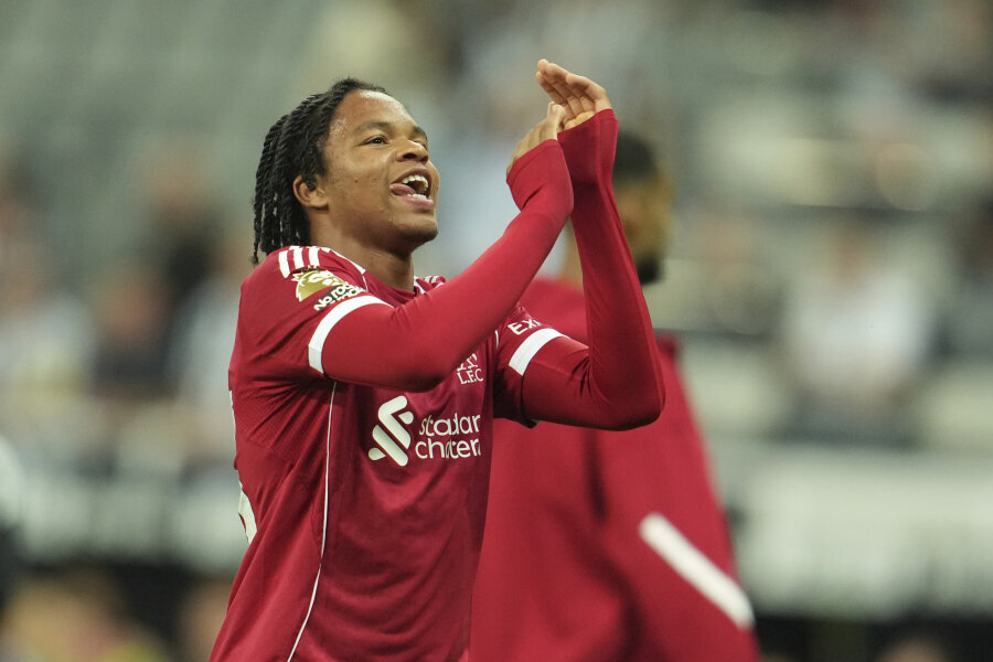 V. van Dijk revealed that he gave advice to 16-year-old Liverpool hero Rio.
