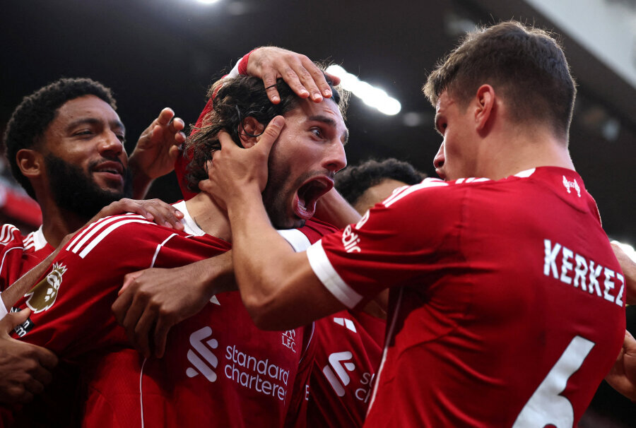 An amazing penalty by D. Szoboszlai secured victory in the Premier League giants' battle.