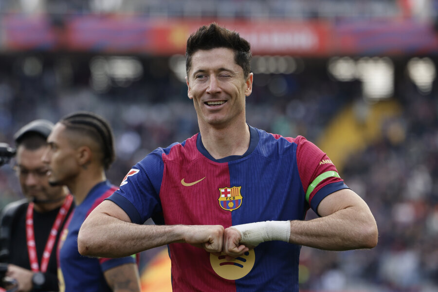 R. Lewandowski returned to the Barcelona team lineup after three weeks