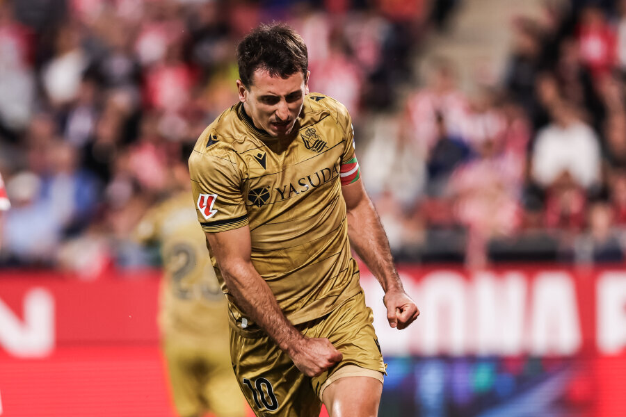 M. Oyarzabal saved Real Sociedad from defeat at the end.