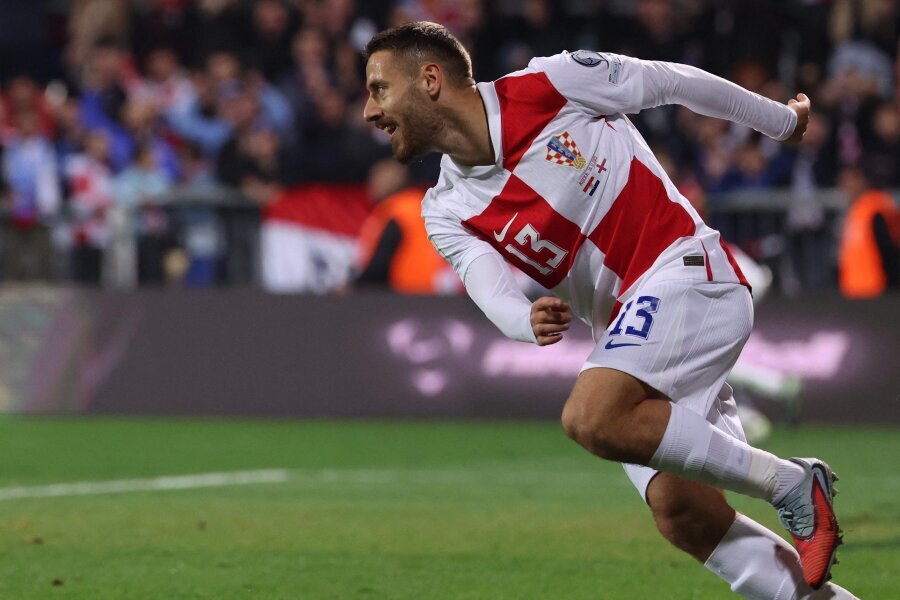 Croatia shattered the Faroe Islands' hopes of qualifying for the World Cup.