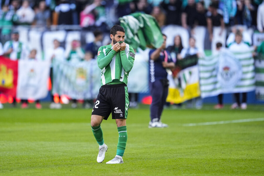 Real Betis Club warmly welcomed midfielder Isco, who extended his contract.