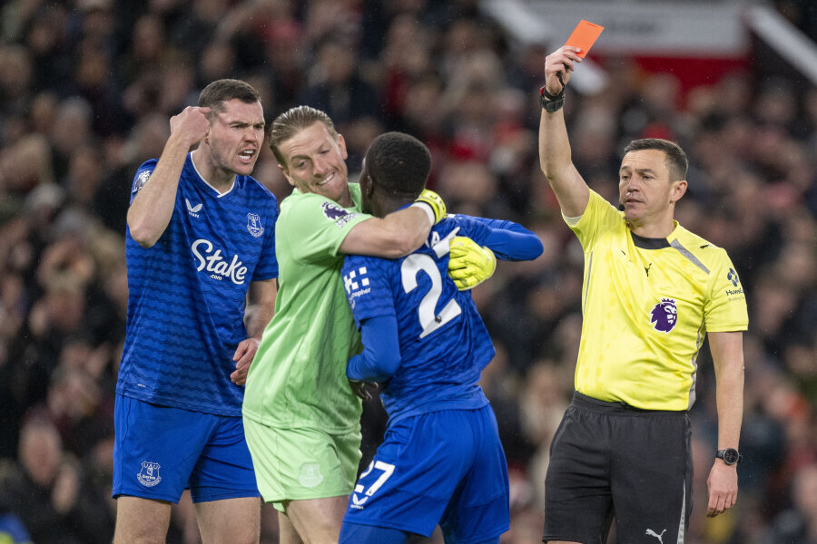 I. Gueye's red card: an unprecedented case at the highest level that could have ended much worse.