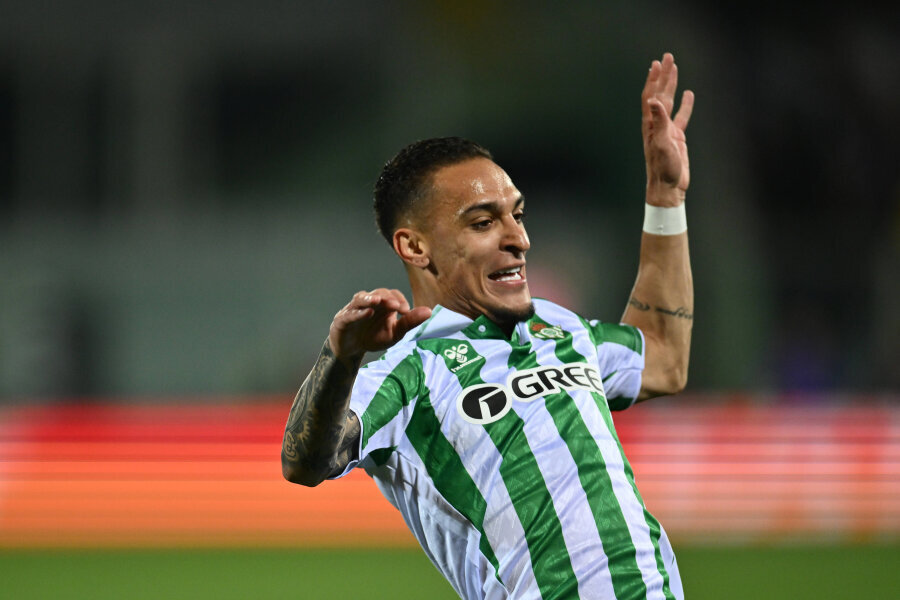 Antony: 'I’m really sorry to miss the derby against Sevilla'.