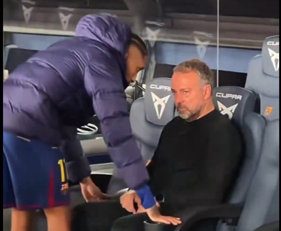 After the match with Alaves, Raphinha was seen comforting H. Flick: the coach was too upset about the game.