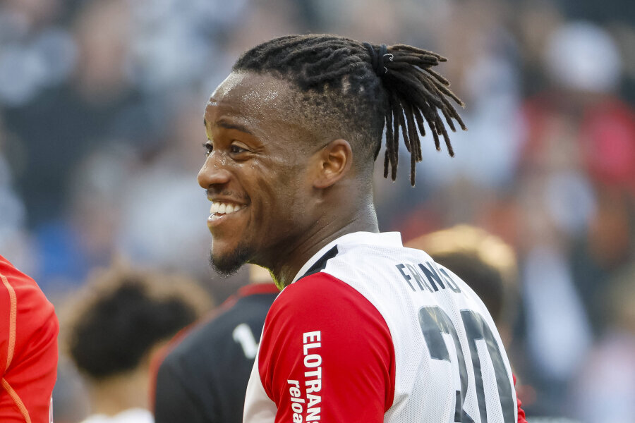 M. Batshuayi's precise penalty saved Eintracht from defeat.