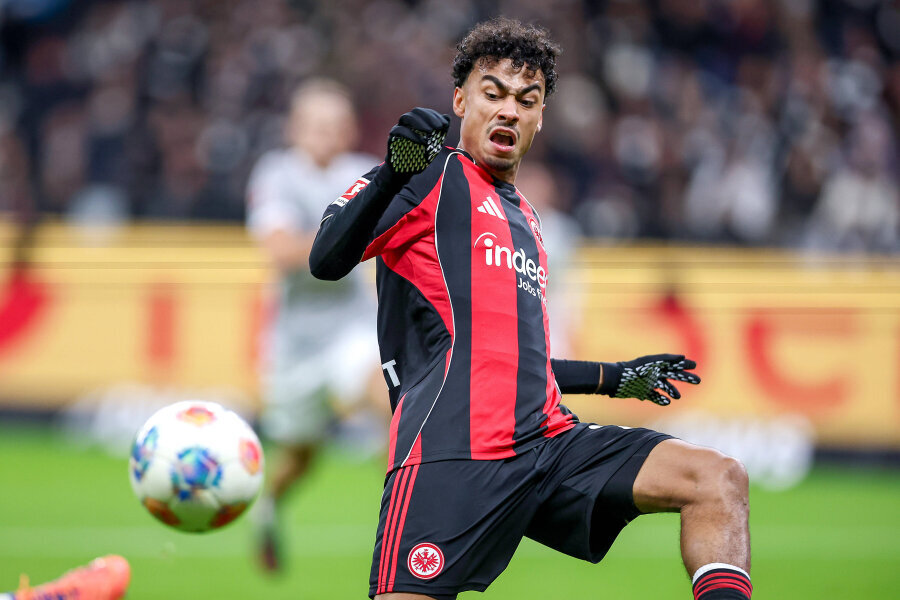 "Real" desires "Eintracht" full-back