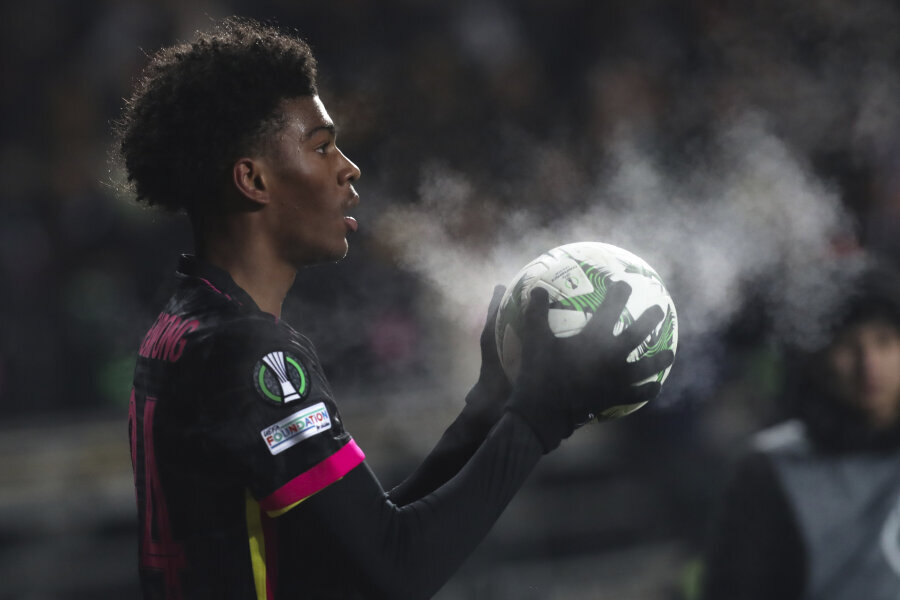 E. Maresca: "I regret not giving J. Acheampong enough time before the Leeds match."