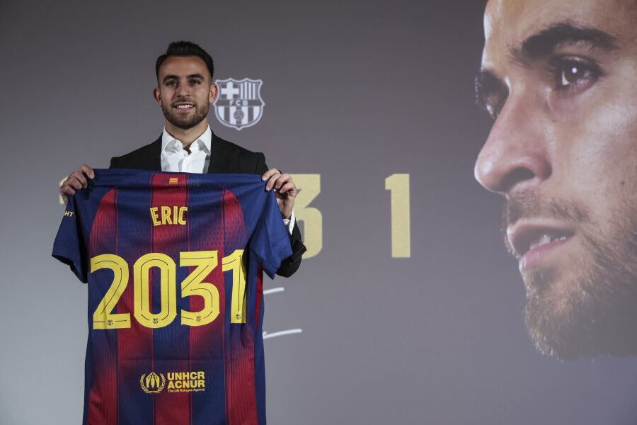 E. Garcia officially extended his contract with Barcelona for another six years.