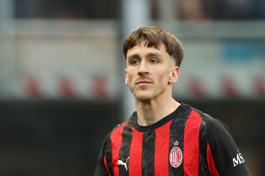 A. Saelemaekers officially extended his contract with AC Milan for six years.