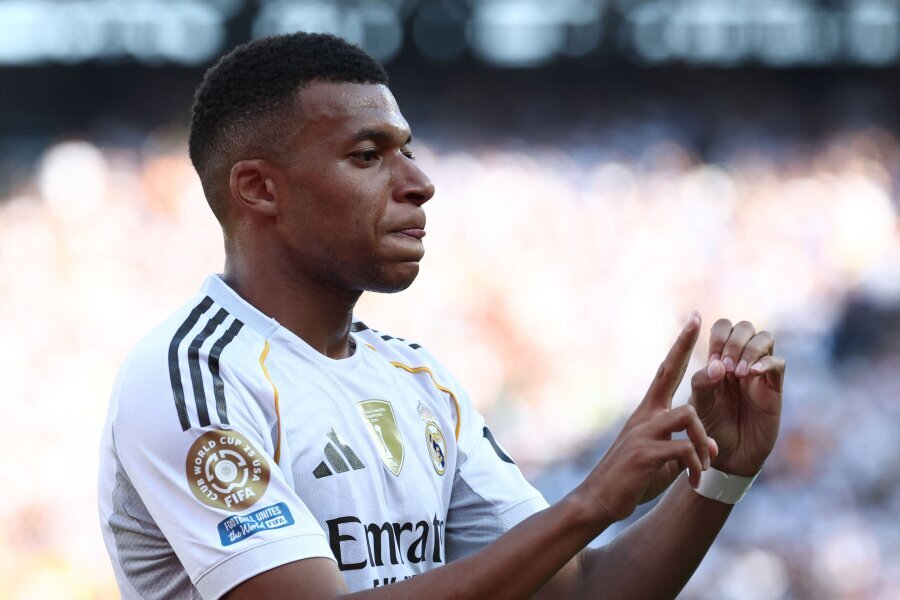 K. Mbappe gave his shirts to the 'Talavera' players.