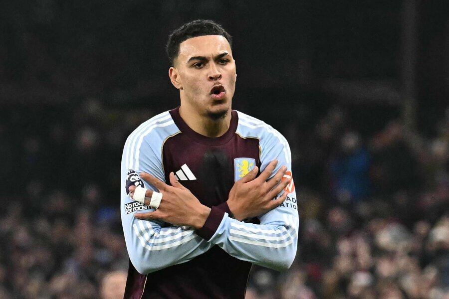 Manchester United fell at Aston Villa's fortress after M. Rogers' excellent brace.