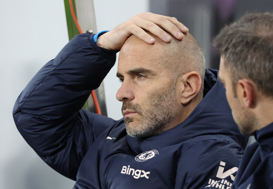 Chelsea players bid farewell to E. Maresca with sorrow.