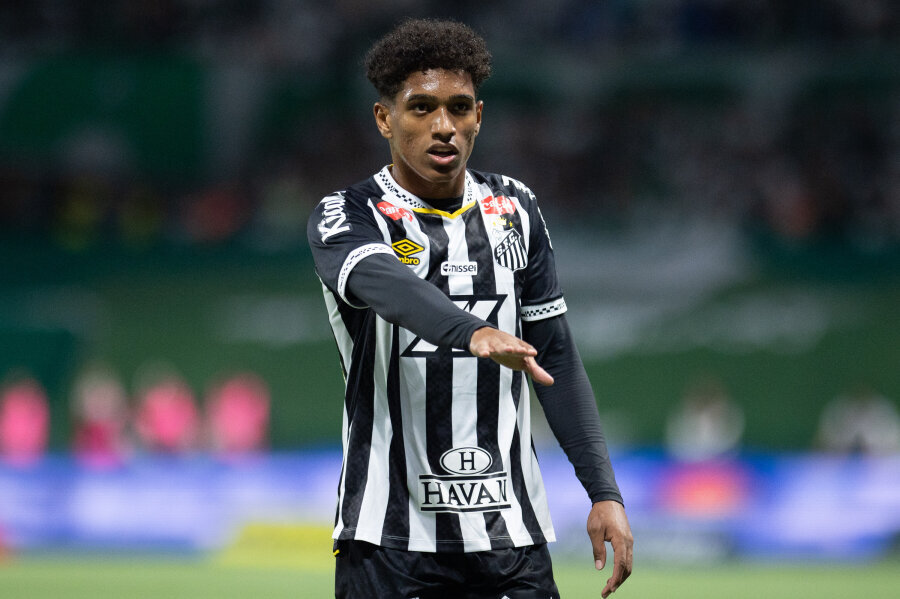 Santos rejected Tottenham's offer for a talented defender.