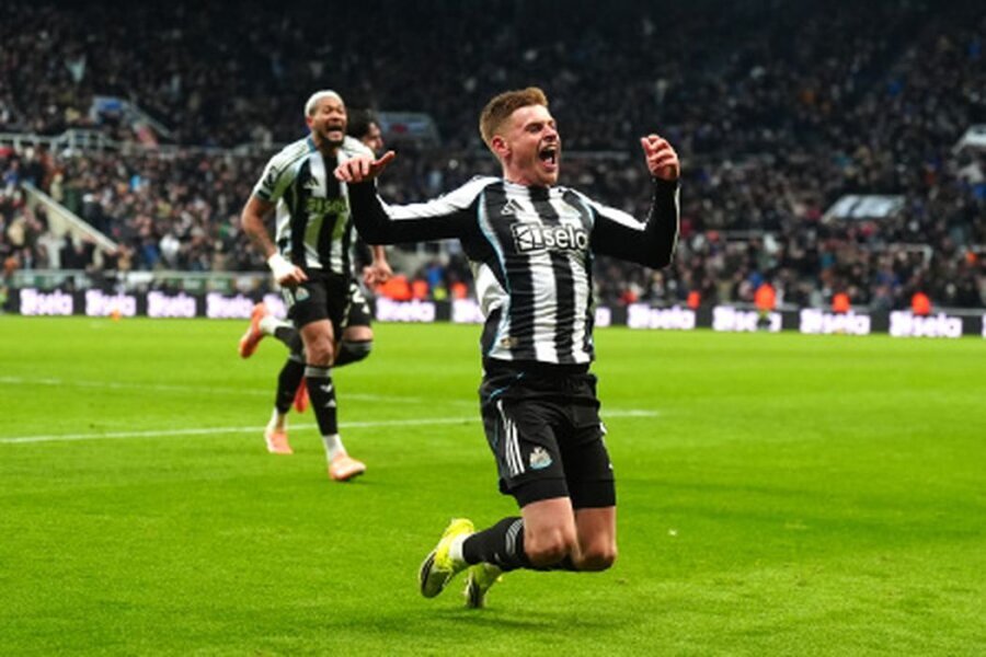 Incredible drama in the Premier League: H. Barnes snatched victory for Newcastle in the 102nd minute.