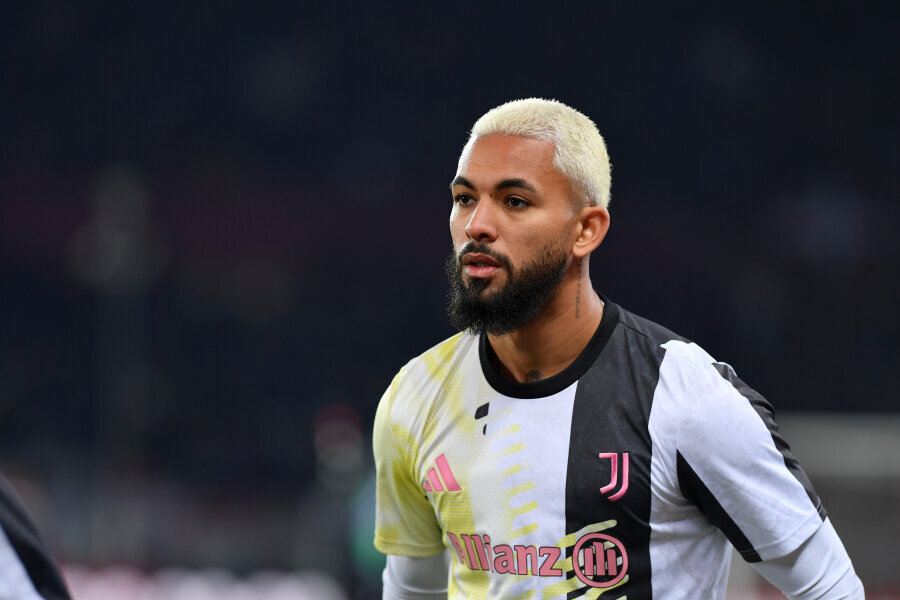 The Chelsea club targets midfielder D. Luiz, who belongs to Juventus.