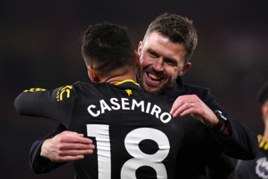 After the victory against Arsenal, M. Carrick was congratulated by A. Wenger himself.