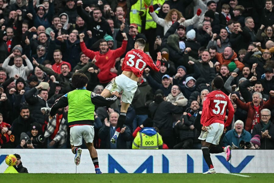 B. Šeškas' goal secured an important victory for the Manchester United team.