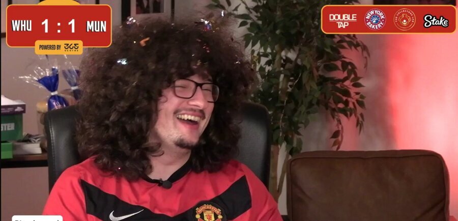 A loyal Manchester United fan keeps long hair: the club fell at the last barrier.