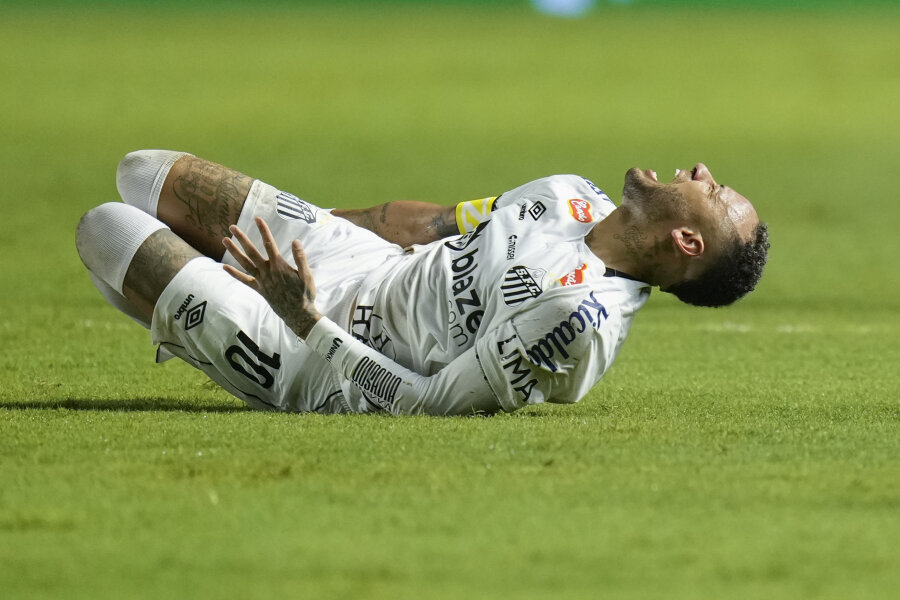 Neymar returned to the field and 'absorbed' a very rough foul from an opponent.
