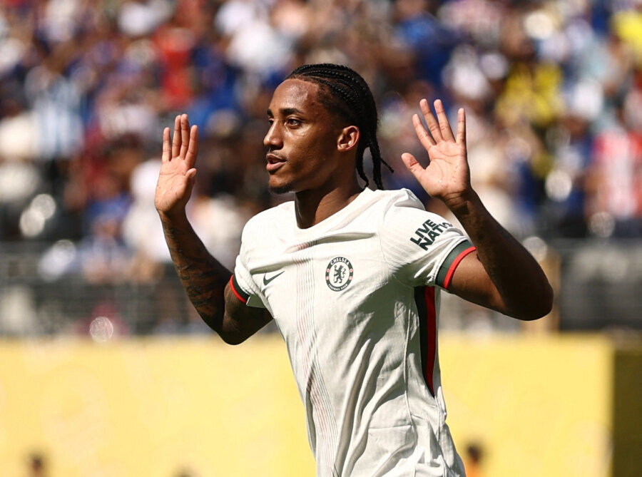 L. Rosenior: 'J. Pedro is alongside E. Haaland, H. Kane, and K. Mbappe'