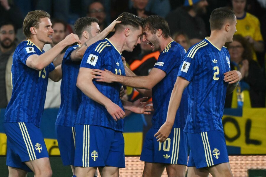 Sweden dominated against Ukraine, while the Poles avoided an Albanian slap.