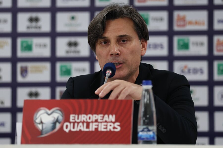 Turkish national team coach V. Montella gave an inspiring speech at the conference.
