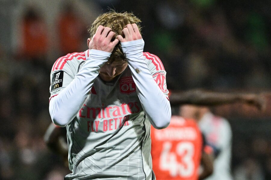 Lyon drew goalless with Angers club.