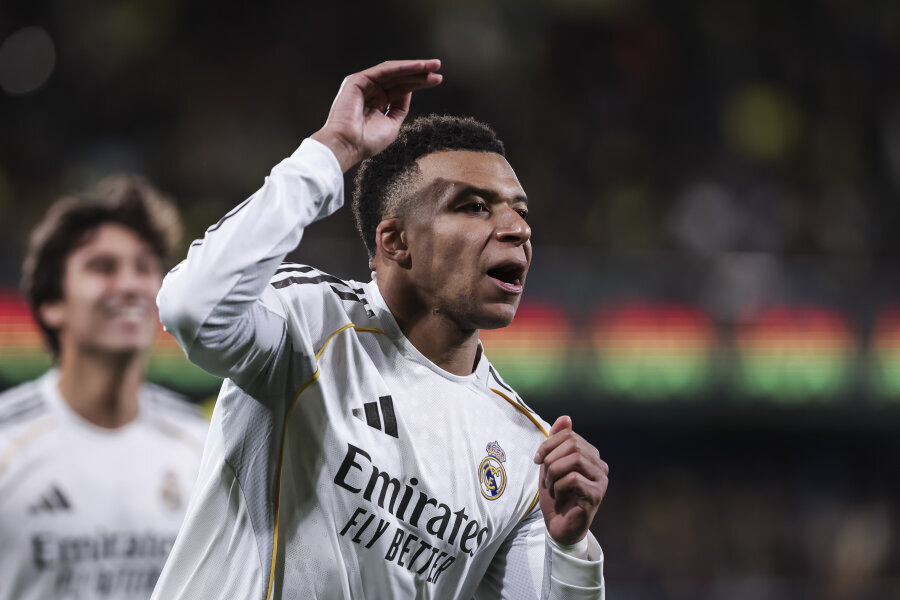 Real fans got creative: K. Mbappe will not be impressed.