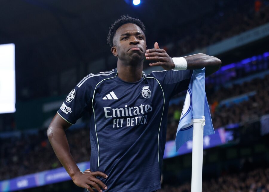 R. van der Vaart spoke bluntly about Vinicius' playing style: 'He falls only when he feels contact!'