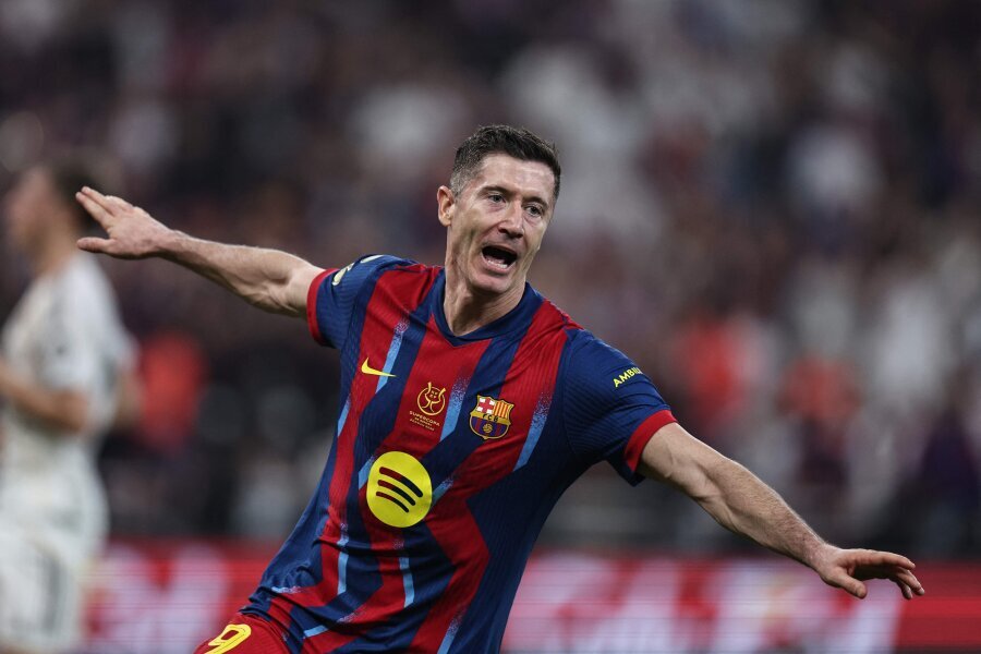 Barcelona broke Osasuna at the end of the match.