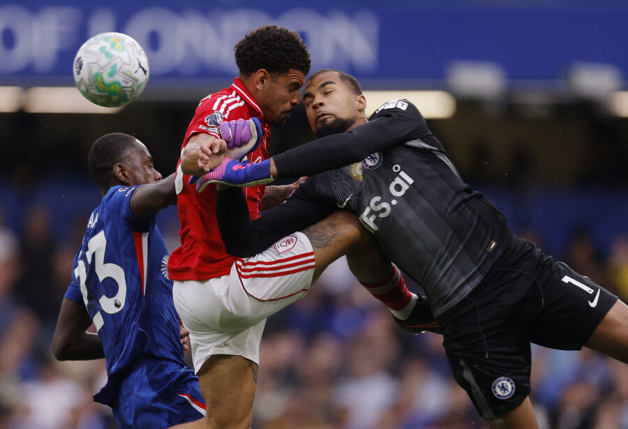 M. Gibbs-White shows what his forehead looks like after a head collision: the slowed-down photos revealed part of the skull.