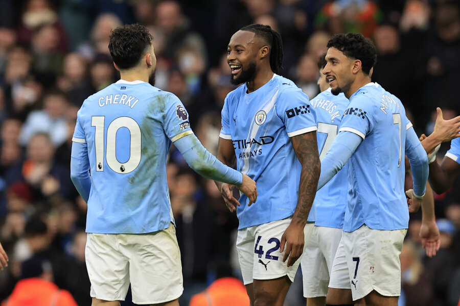 In postponed matches, Manchester City overcame Crystal Palace.
