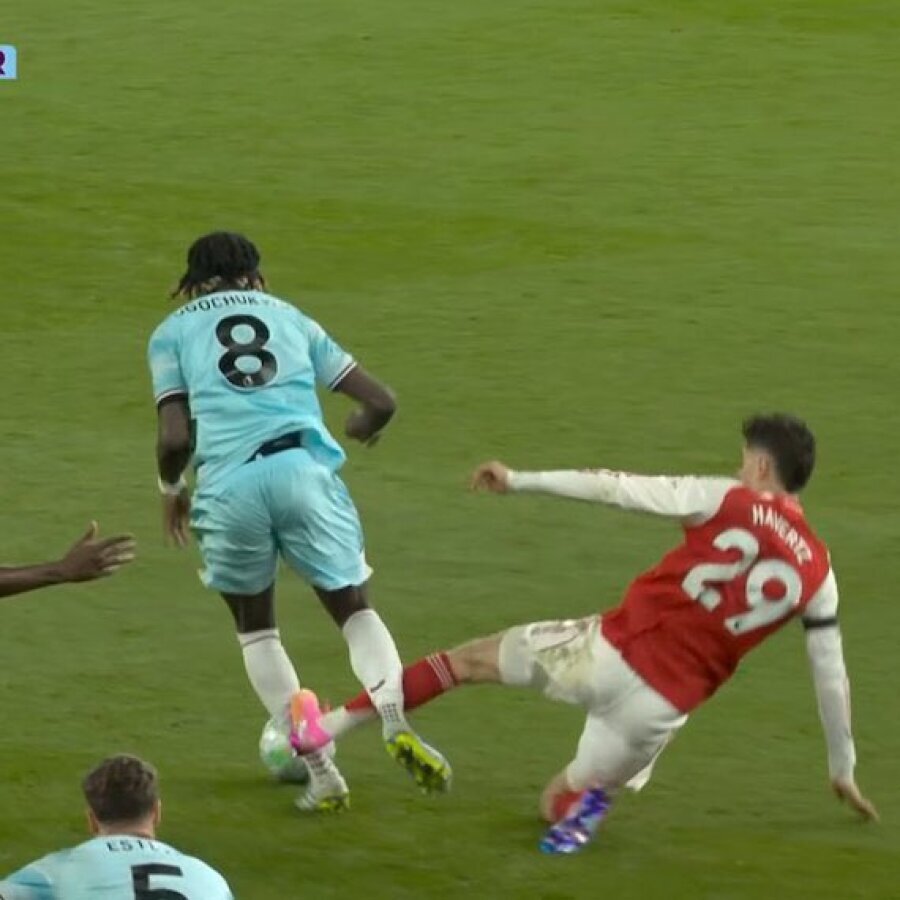 In one of the most important Premier League season matches – a controversial referee decision