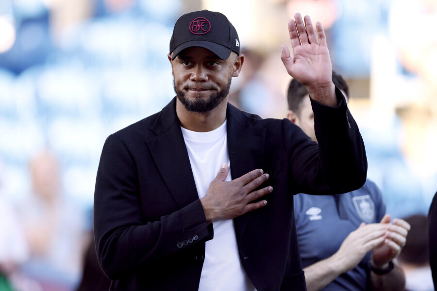 Curiosity: V. Kompany forgot the Bundesliga trophy in the kitchen