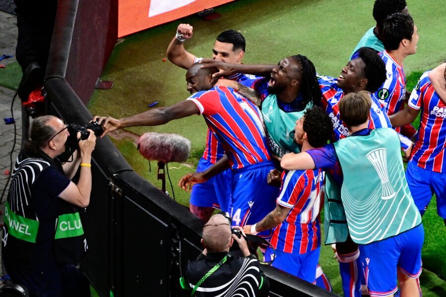 Crystal Palace players, who dominated against Rayo Vallecano, won the conference league.