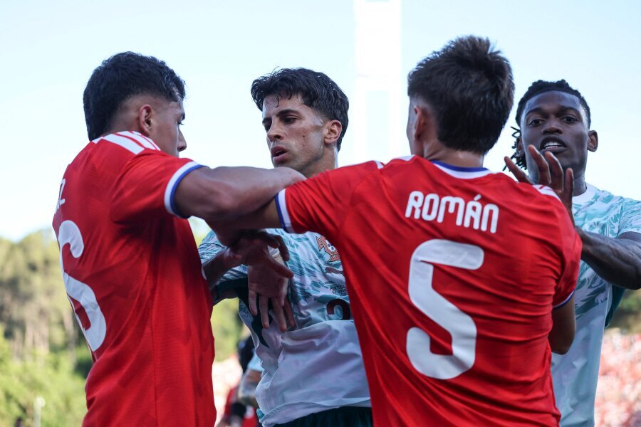 See: R. Leao's boxing punch to the Chilean defender