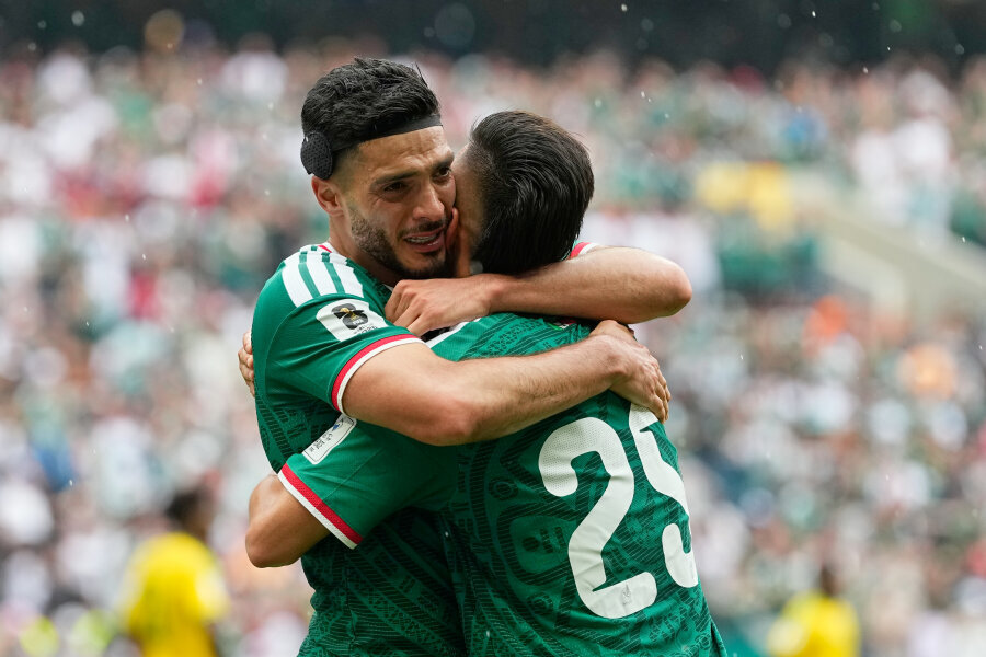 World Championship opening match – three red cards and Mexico's victory over South Africa