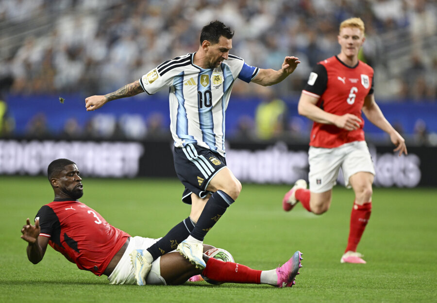 P. Schmeichel believes that L. Messi's record goal should not have been counted: 'Referee's mistake'