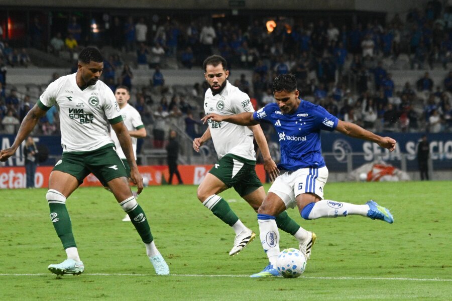Talented Brazilian full-back Kaiki joins the 'Como' team.