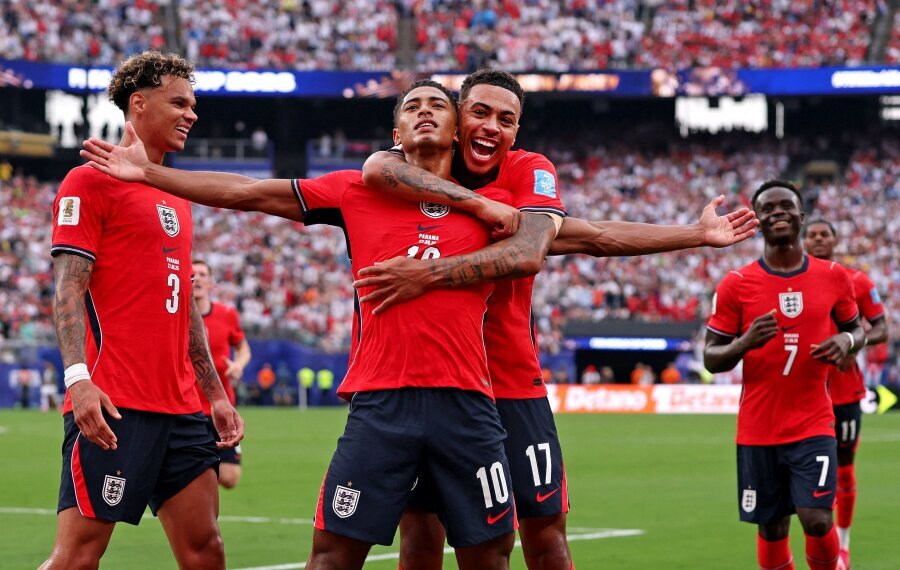 The English broke through Panama's defense only in the second half.