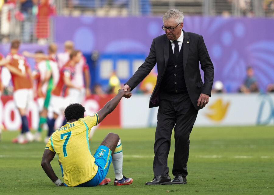 Explained why Vinicius did not take the penalty instead of B. Guimaraes