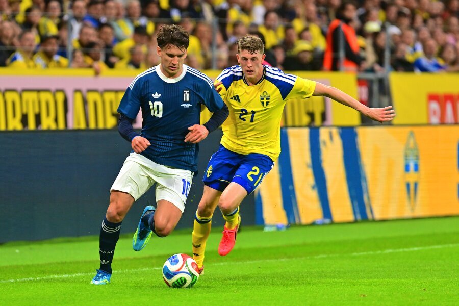 Defender C. Tzolis officially joined the Arsenal team.
