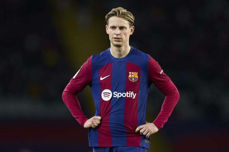 F. de Jong has been sidelined for a long period.