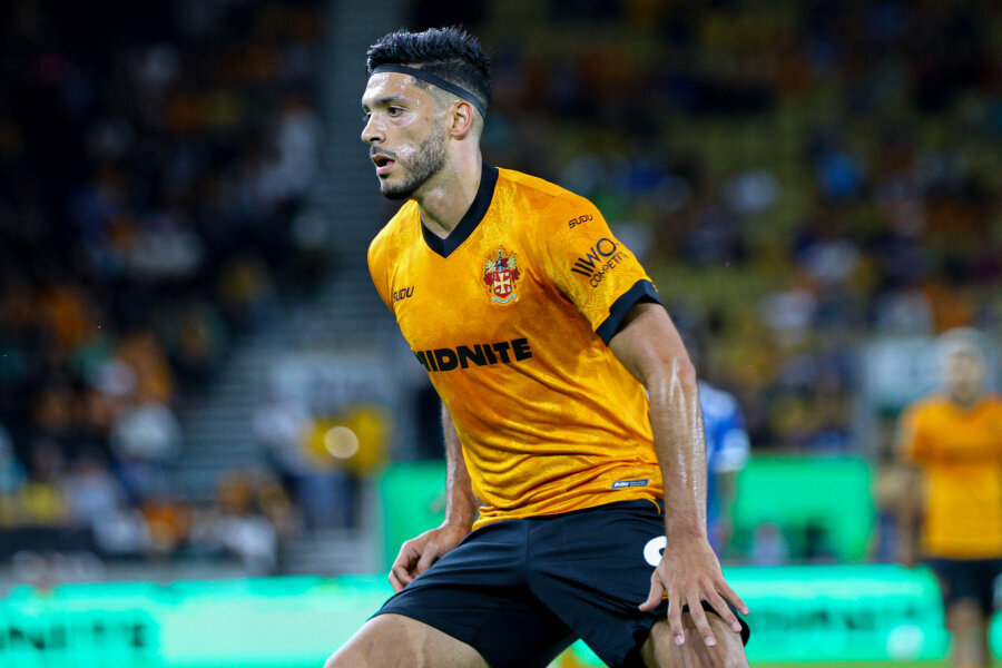 At the 'Championship' season opener, favorites 'Wolves' stumble against 'Blackburn'