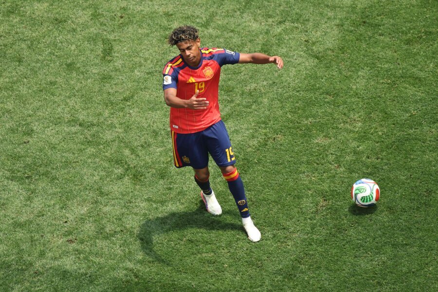 J. Mendes highlighted L. Yamal as a strong candidate to win the Ballon d'Or prize.