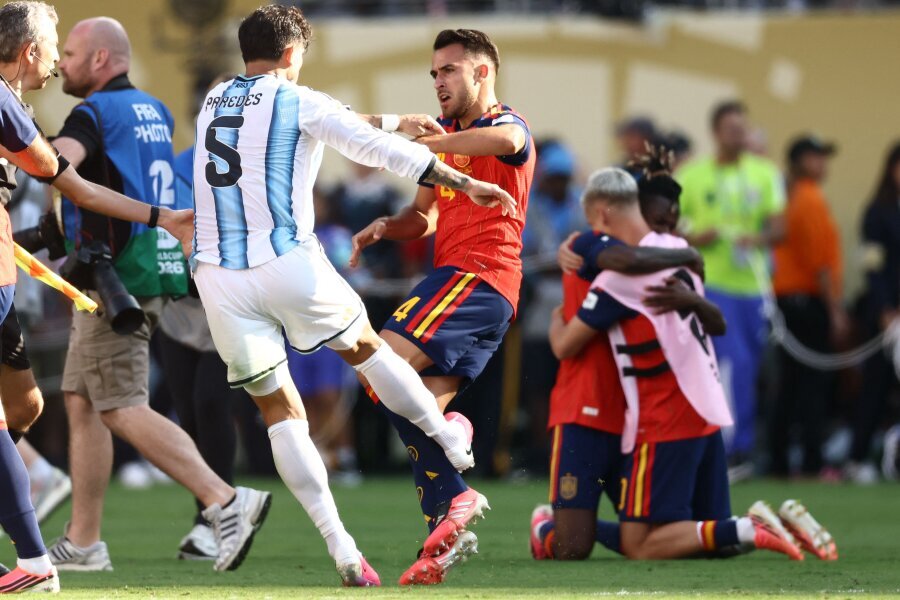 L. Paredes and N. Molina receive long FIFA ban for outburst after World Cup final.