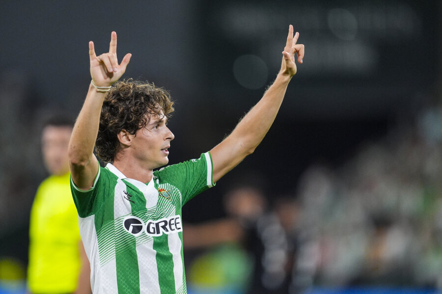 R. Riquelme's strike helped Real Betis secure a victory against Real Sociedad